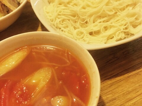 温かいトマトつゆの素麺